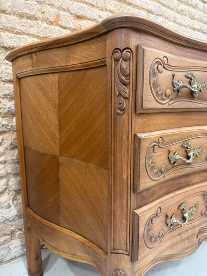 Cómoda francesa restaurada estilo Luis XV en nogal con marquetería
