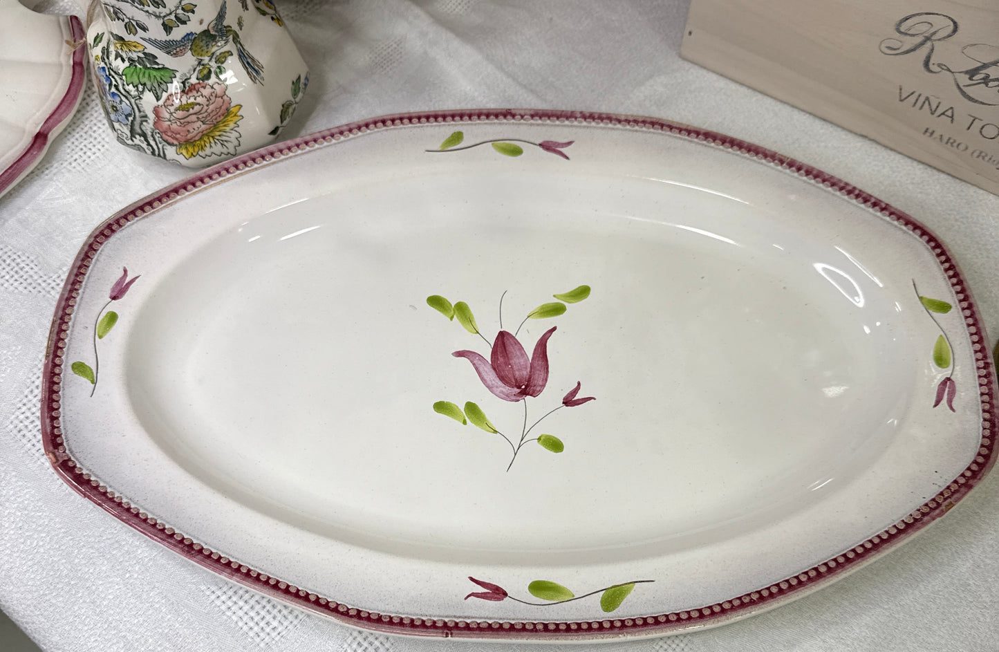 Sopera antigua francesa Longchamp pintada a mano con fuente