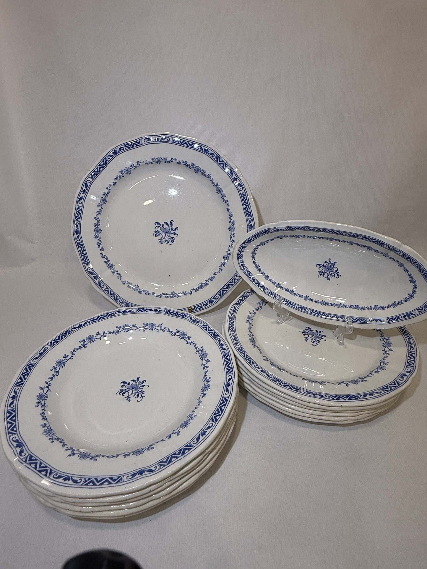 Vajilla de loza francesa de Gien en azul cobalto (circa 1880–1930)