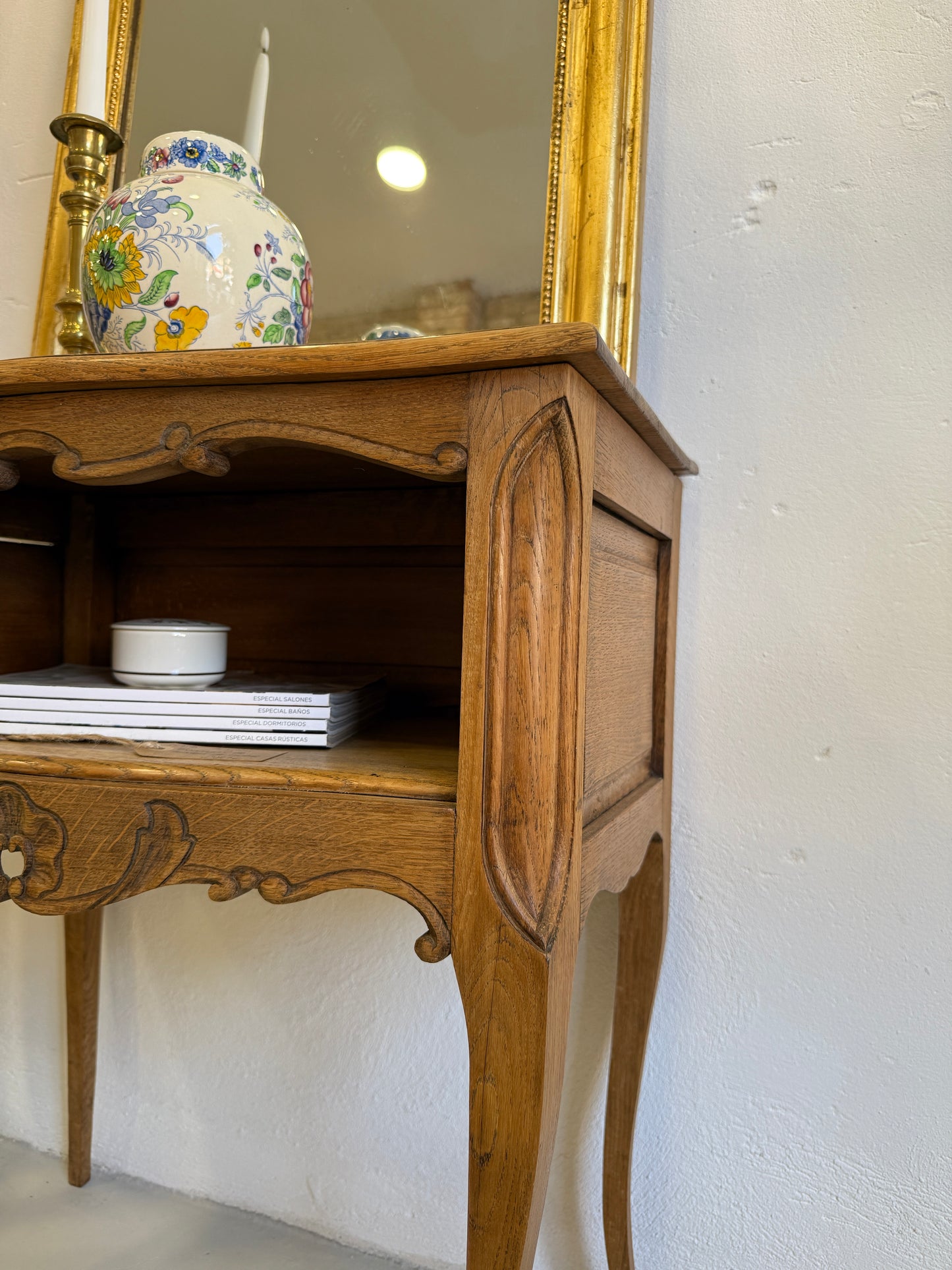 Mesa auxiliar estilo provenzal en roble macizo