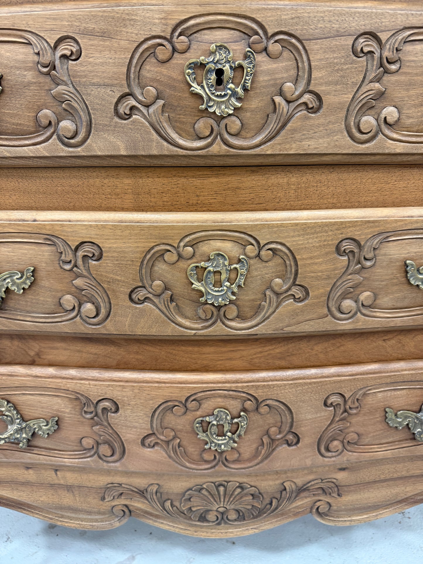 Cómoda francesa restaurada estilo Luis XV en nogal con marquetería