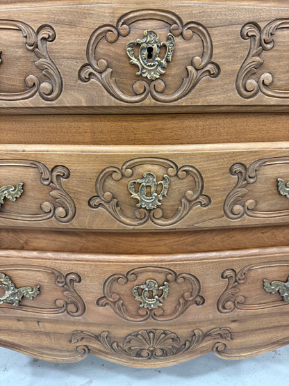 Cómoda francesa restaurada estilo Luis XV en nogal con marquetería