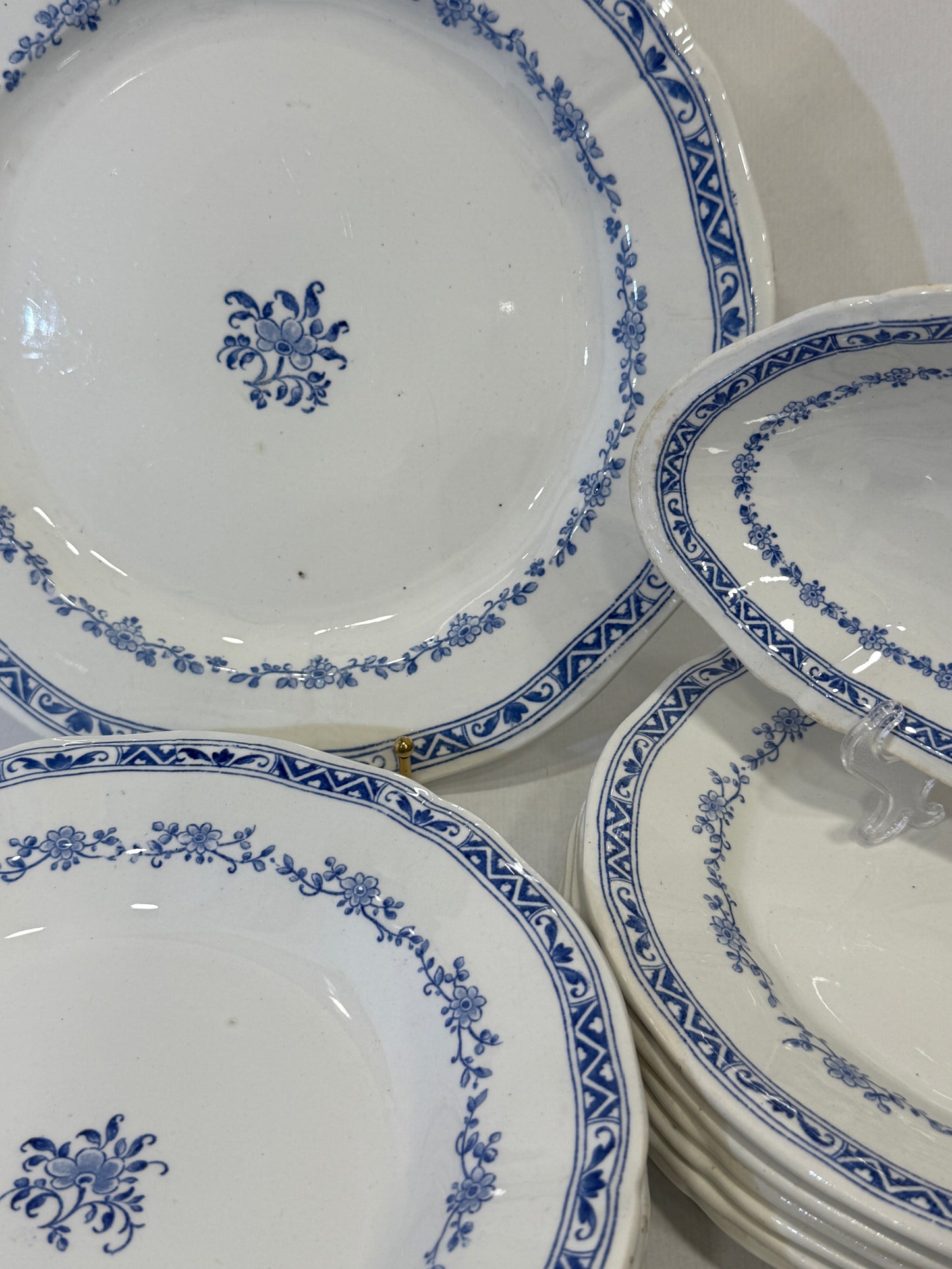 Vajilla de loza francesa de Gien en azul cobalto (circa 1880–1930)