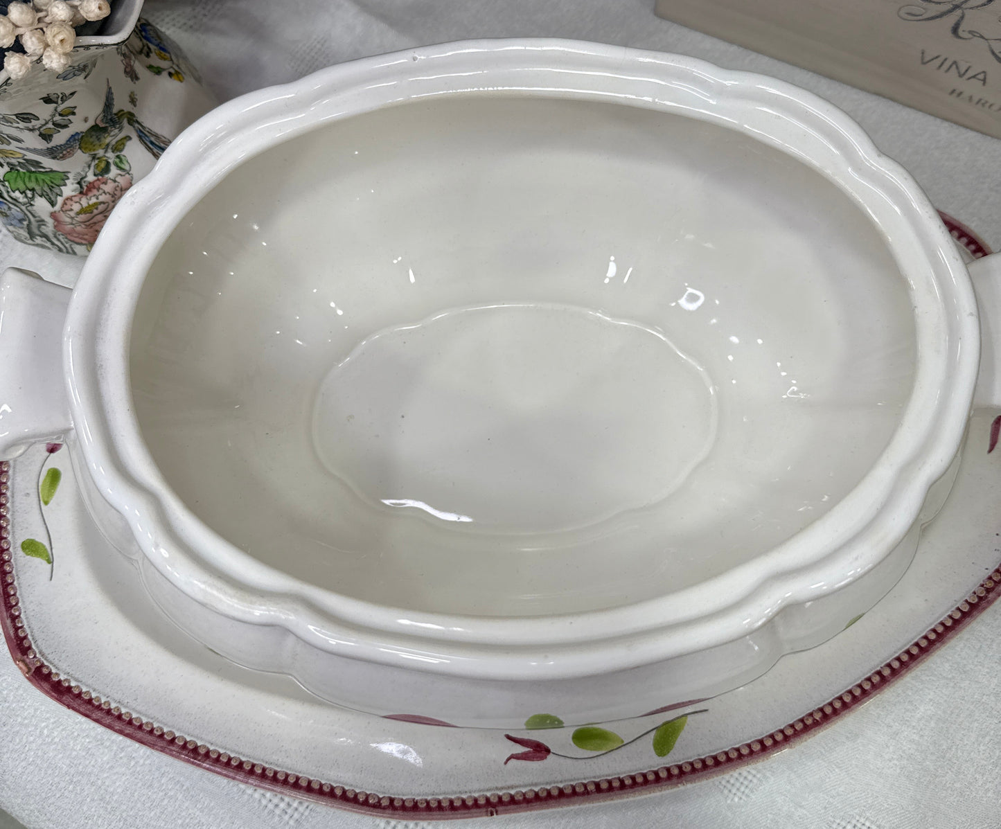 Sopera antigua francesa Longchamp pintada a mano con fuente