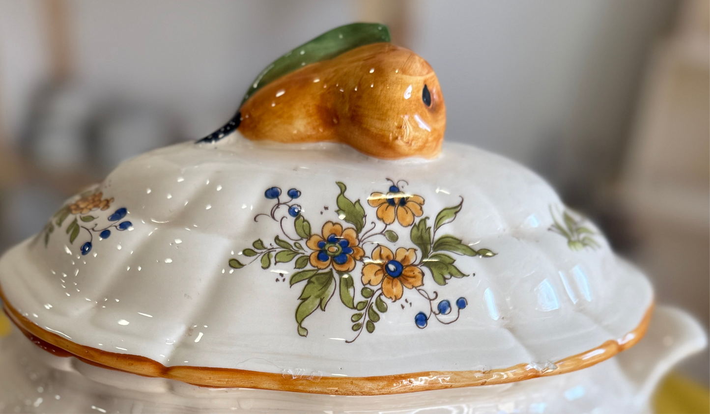 Sopera antigua en loza estilo Moustiers, pieza única pintada a mano