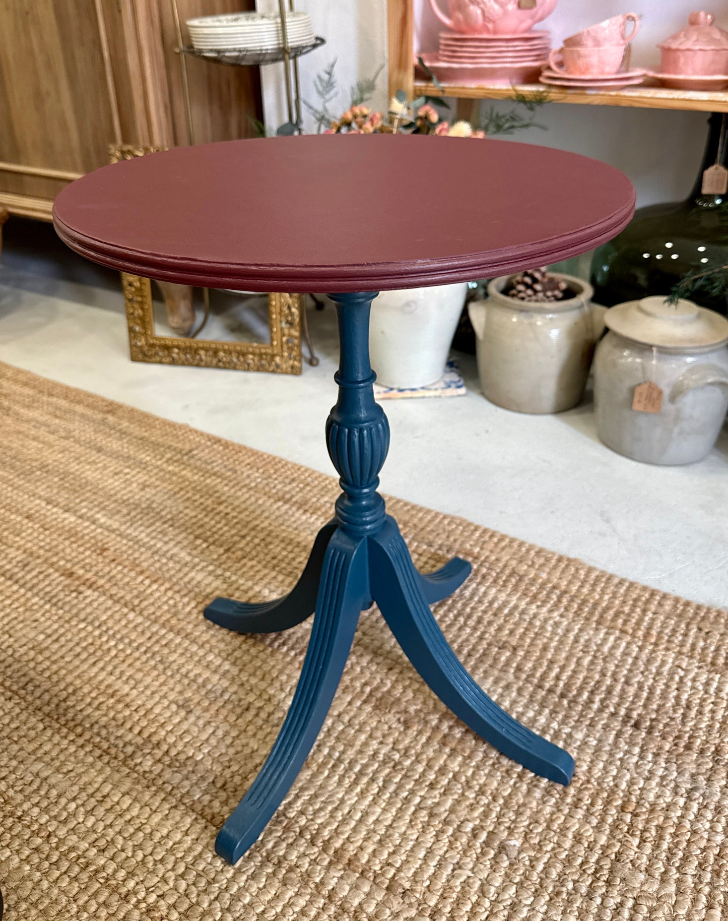 Mesa velador restaurada en tono vino burdeos y azul profundo