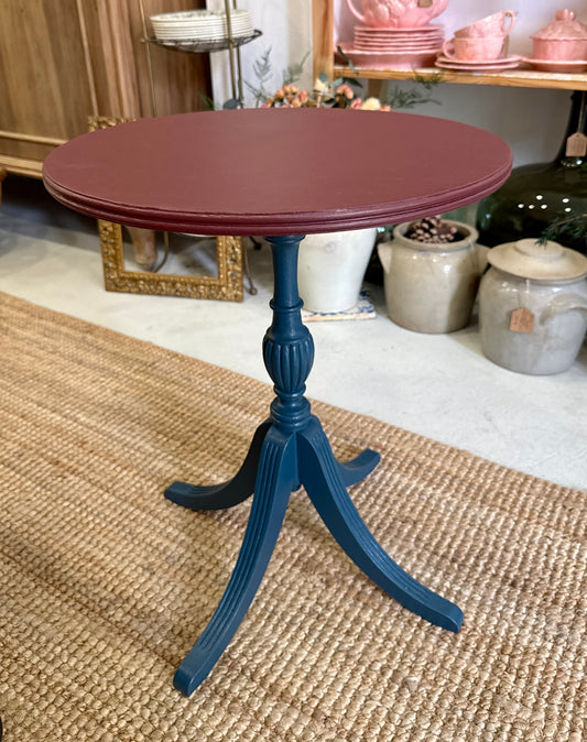 Mesa velador restaurada en tono vino burdeos y azul profundo
