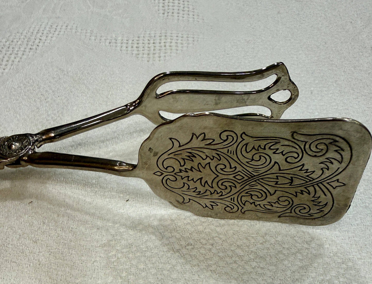 Pinza antigua plateada de servir con decoración grabada Silver Plate