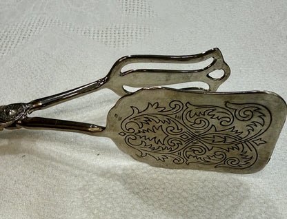Pinza antigua plateada de servir con decoración grabada Silver Plate