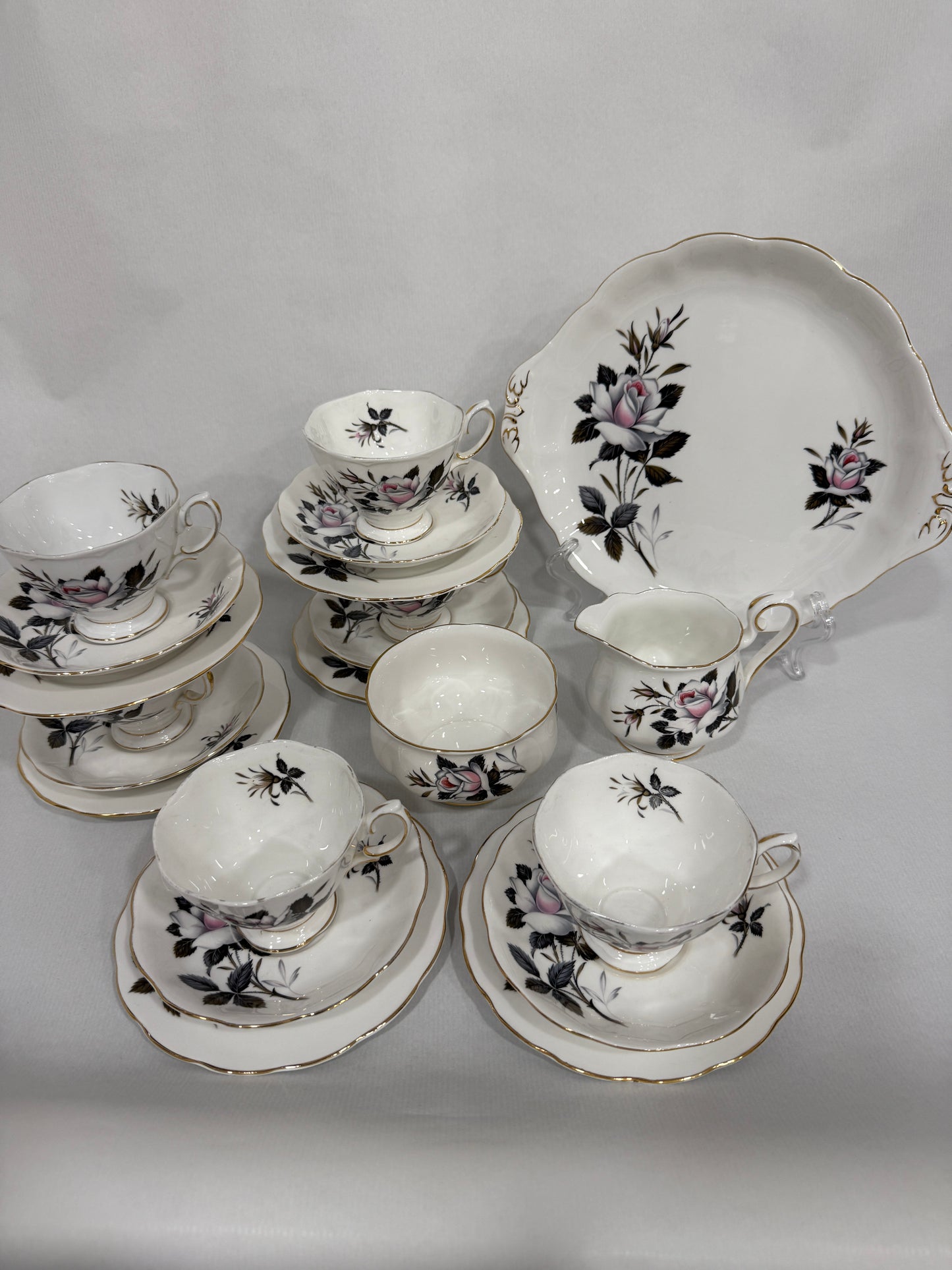 Juego té Royal Albert Queen’s Messenger (1950–1970), porcelana inglesa antigua