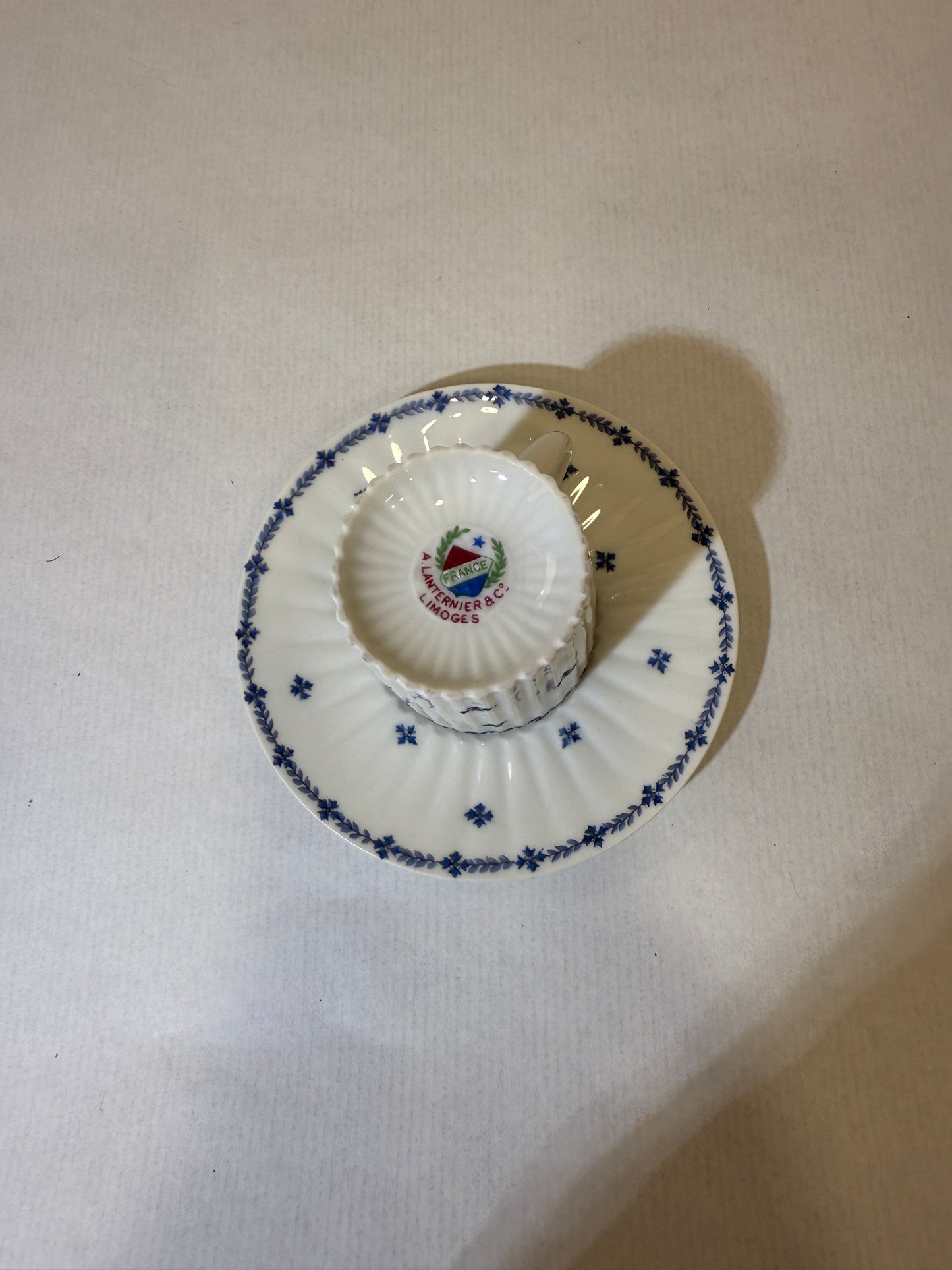Taza de café espresso en porcelana de Limoges A. Lanternier & Cie (c. 1930–35)