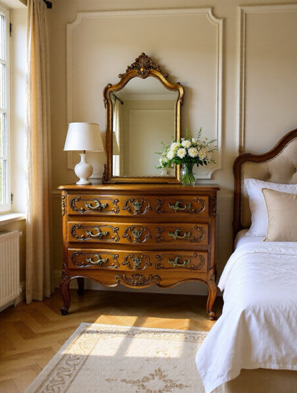 Cómoda francesa restaurada estilo Luis XV en nogal con marquetería