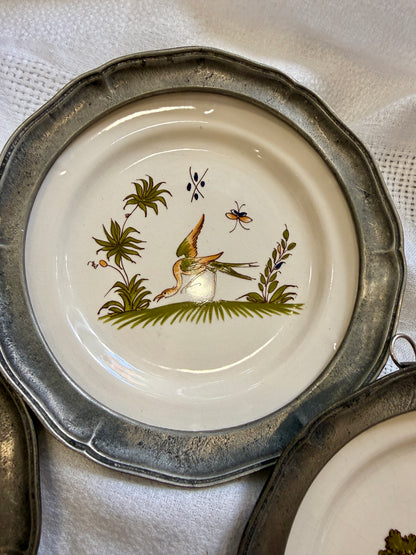 Platos antiguos Saint-Amand con soporte de estaño