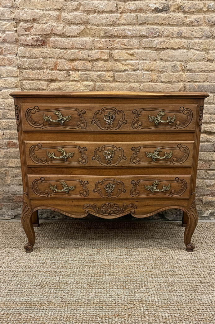 Cómoda francesa restaurada estilo Luis XV en nogal con marquetería
