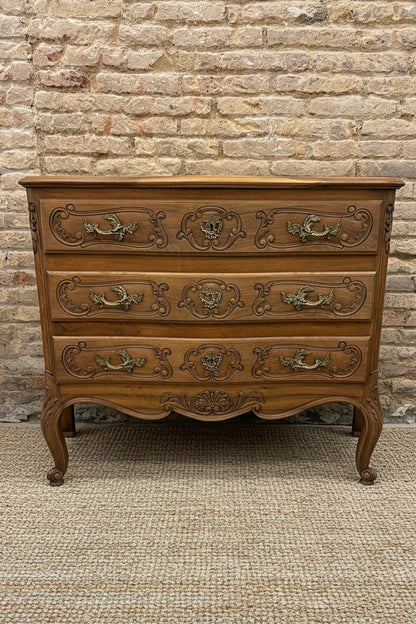 Cómoda francesa restaurada estilo Luis XV en nogal con marquetería