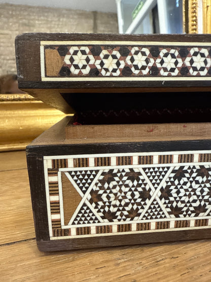 Caja de taracea árabe con incrustaciones