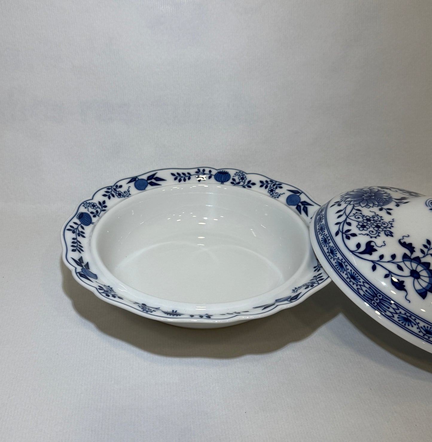 Bowl con tapa de porcelana alemana Hutschenreuther, patrón Zwiebelmuster (Cebolla Azul)