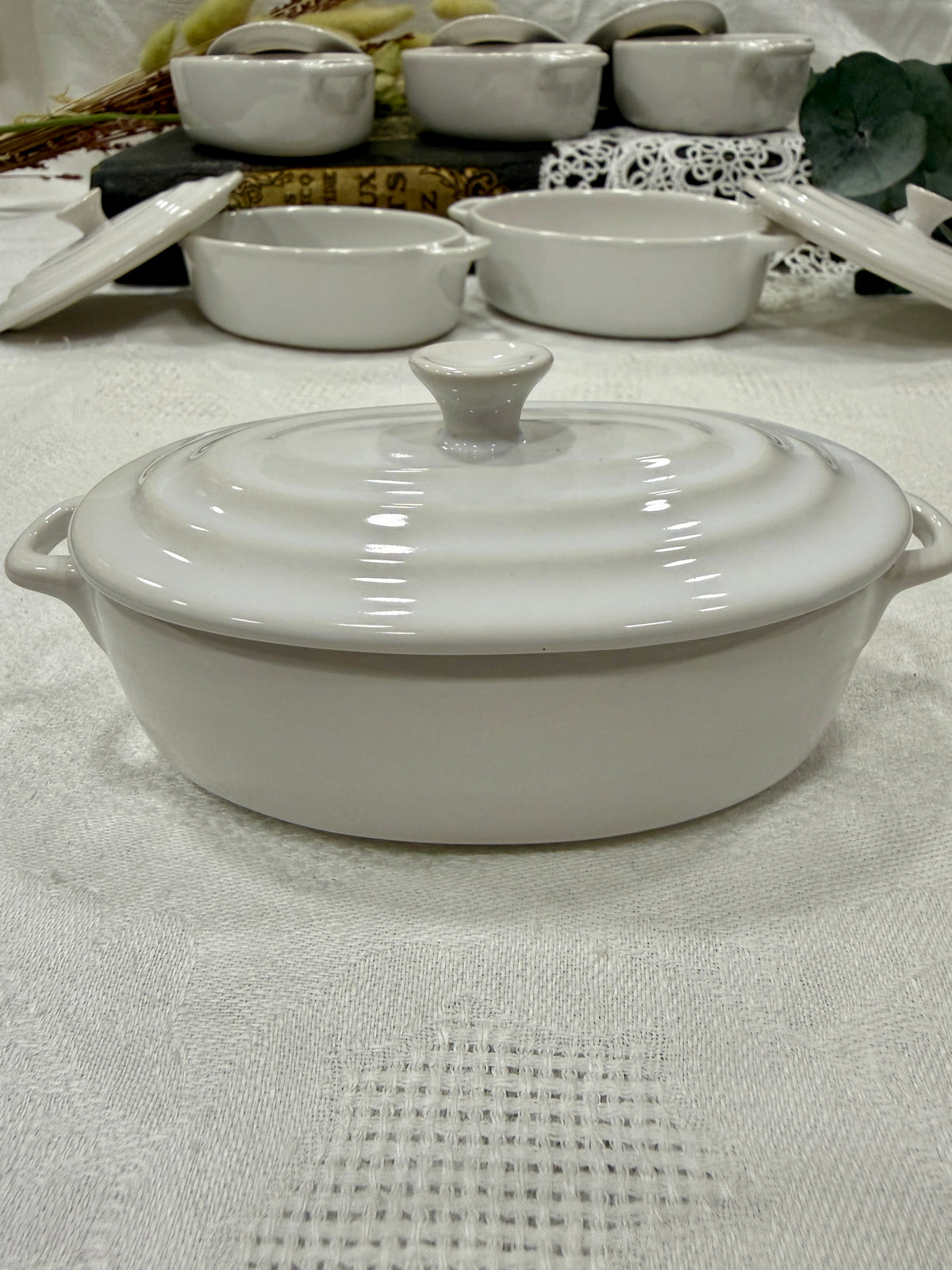 Mini cocotte ovalada de cerámica blanca vintage con tapa