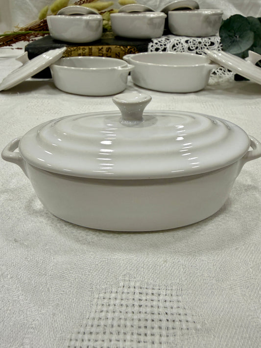 Mini cocotte ovalada de cerámica blanca vintage con tapa