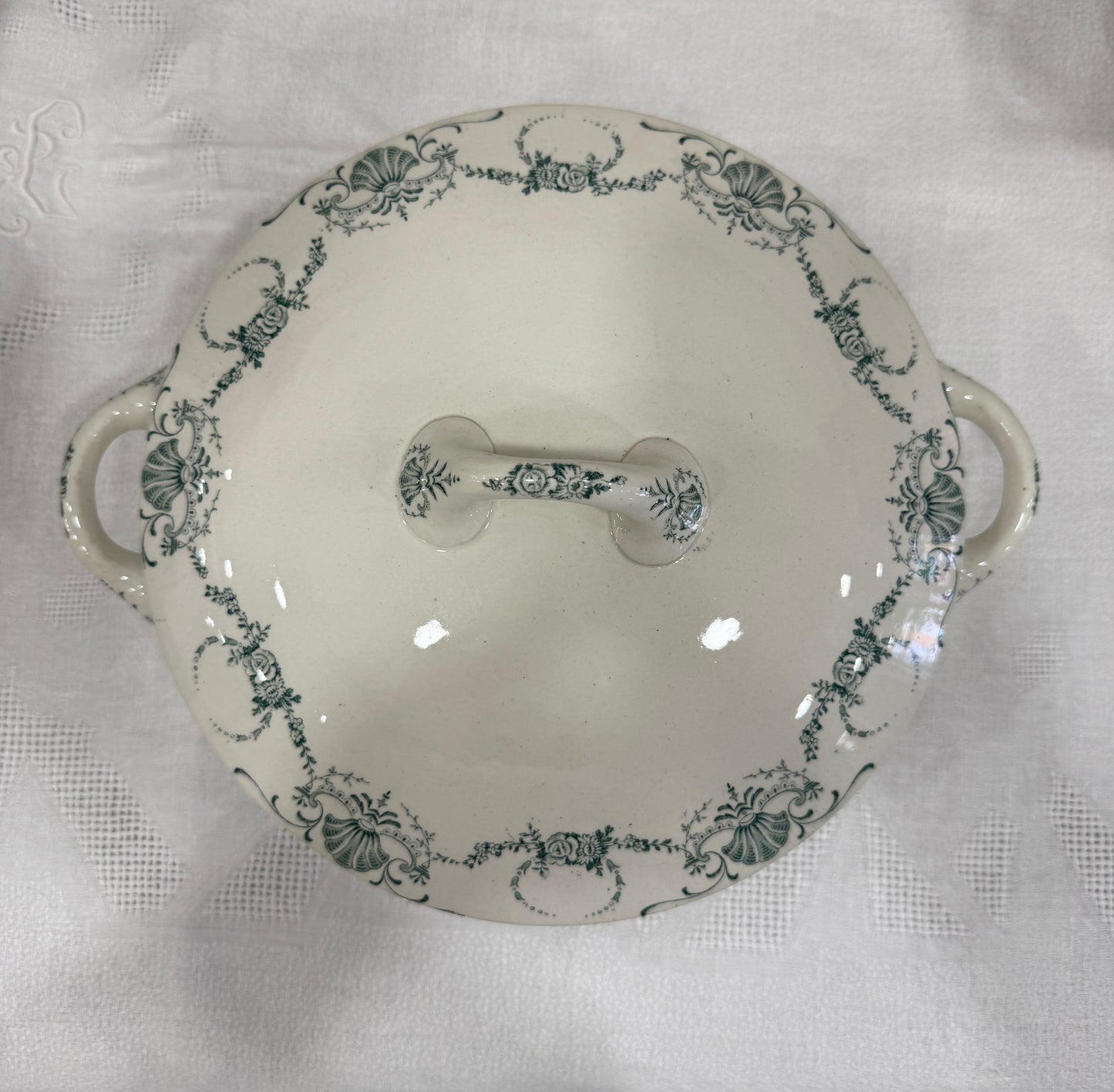 Sopera antigua Lunéville modelo Guirlande – Francia, ca. 1880–1920