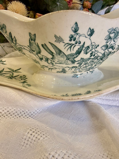 Salsera antigua Longwy Mignon con plato original Francia, finales siglo XIX