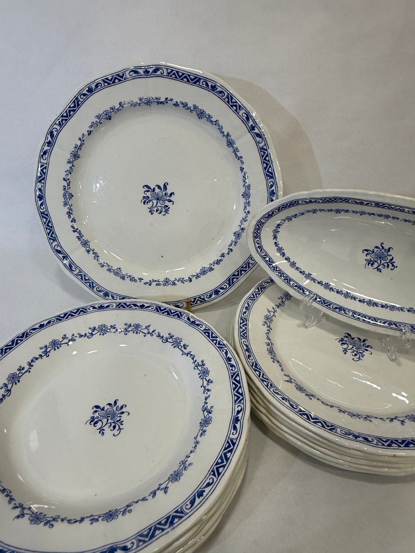 Vajilla de loza francesa de Gien en azul cobalto (circa 1880–1930)