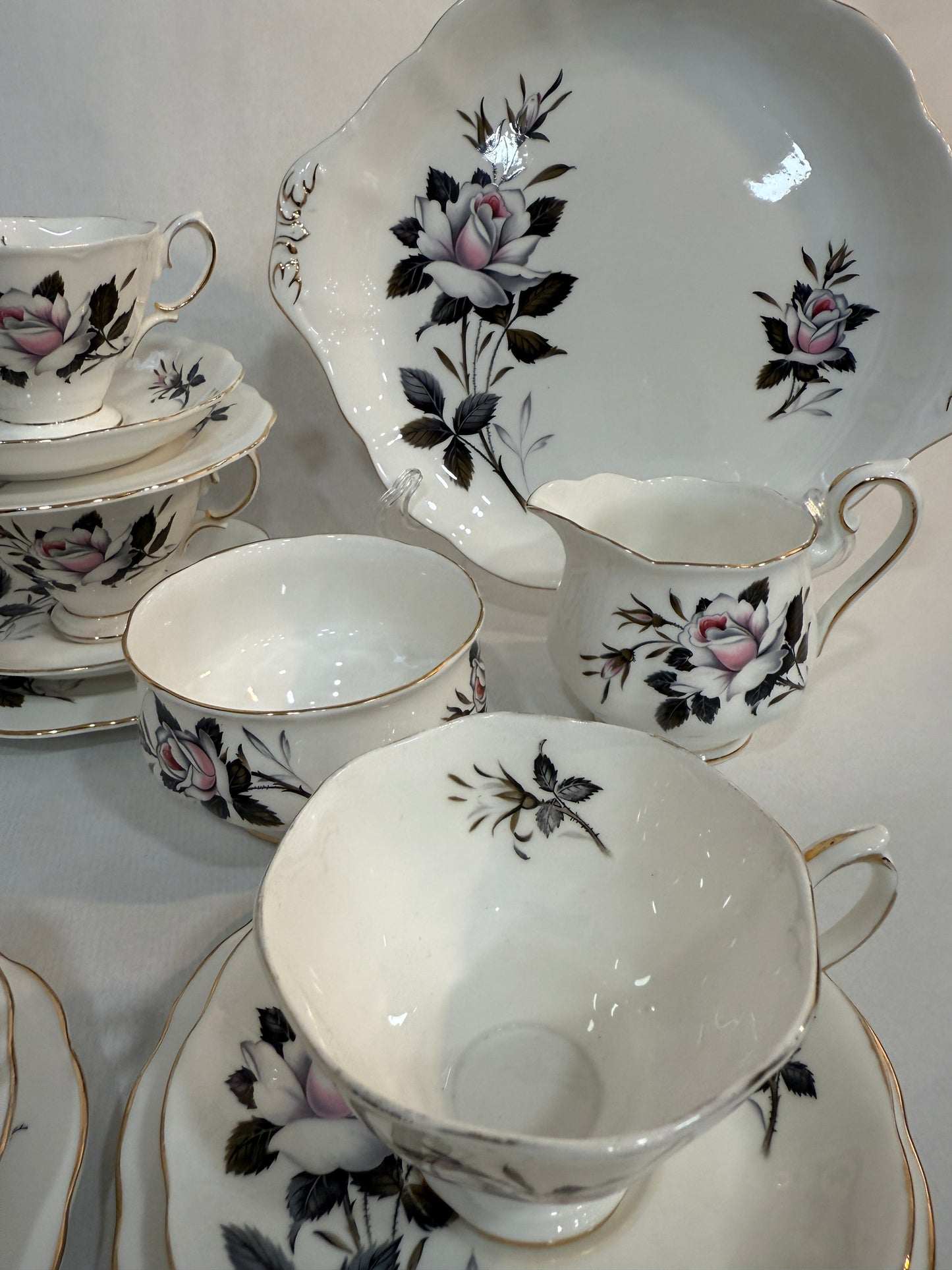 Juego té Royal Albert Queen’s Messenger (1950–1970), porcelana inglesa antigua