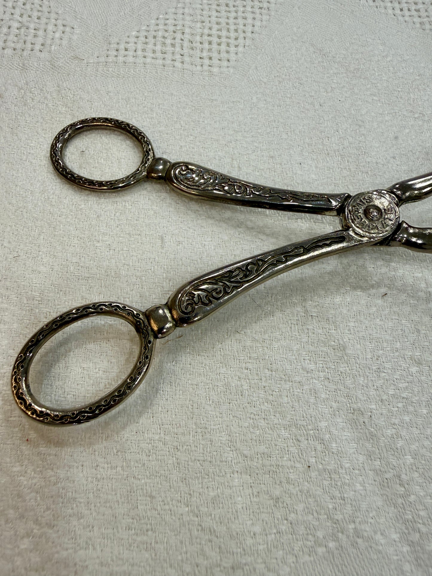 Pinza antigua plateada de servir con decoración grabada Silver Plate