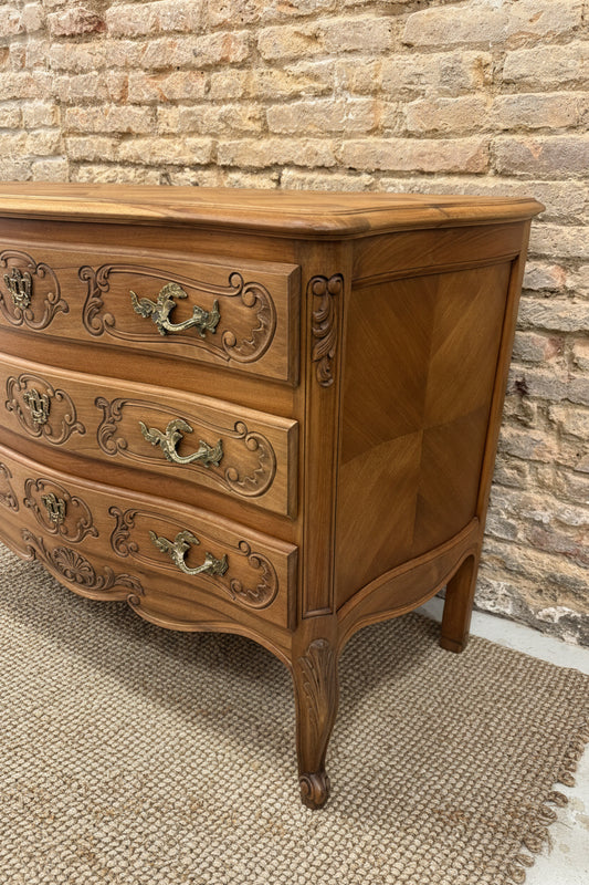 Cómoda francesa estilo Luis XV en nogal con marquetería