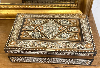 Caja de taracea árabe con incrustaciones