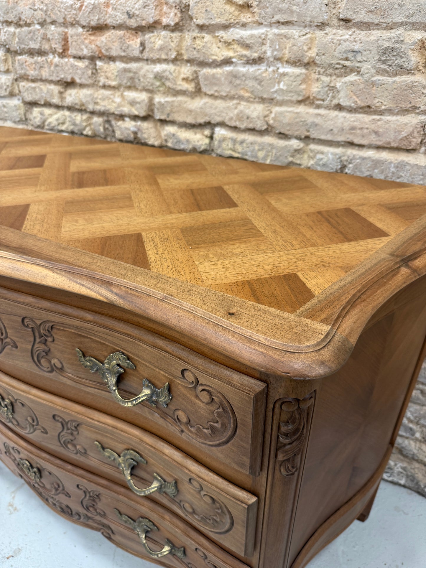 Cómoda francesa restaurada estilo Luis XV en nogal con marquetería