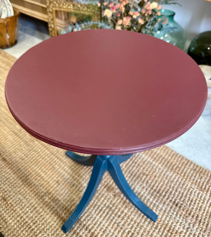 Mesa velador restaurada en tono vino burdeos y azul profundo