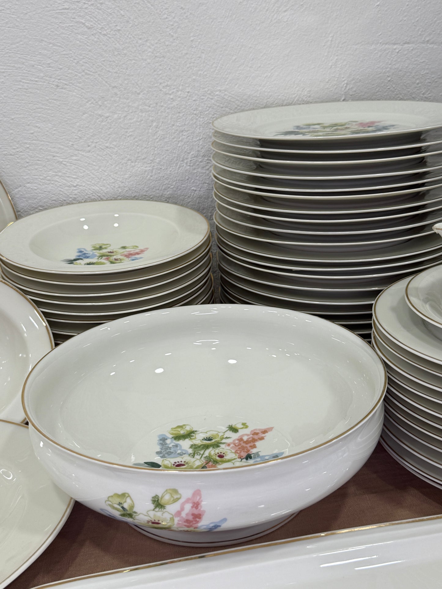 Vajilla completa Haviland Limoges – Elegancia francesa con flores campestres (Francia, s. XX)