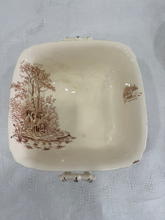 Ensaladera Longchamp con asas – Modelo Veneur en sepia (terre de fer), ca. 1880–1900
