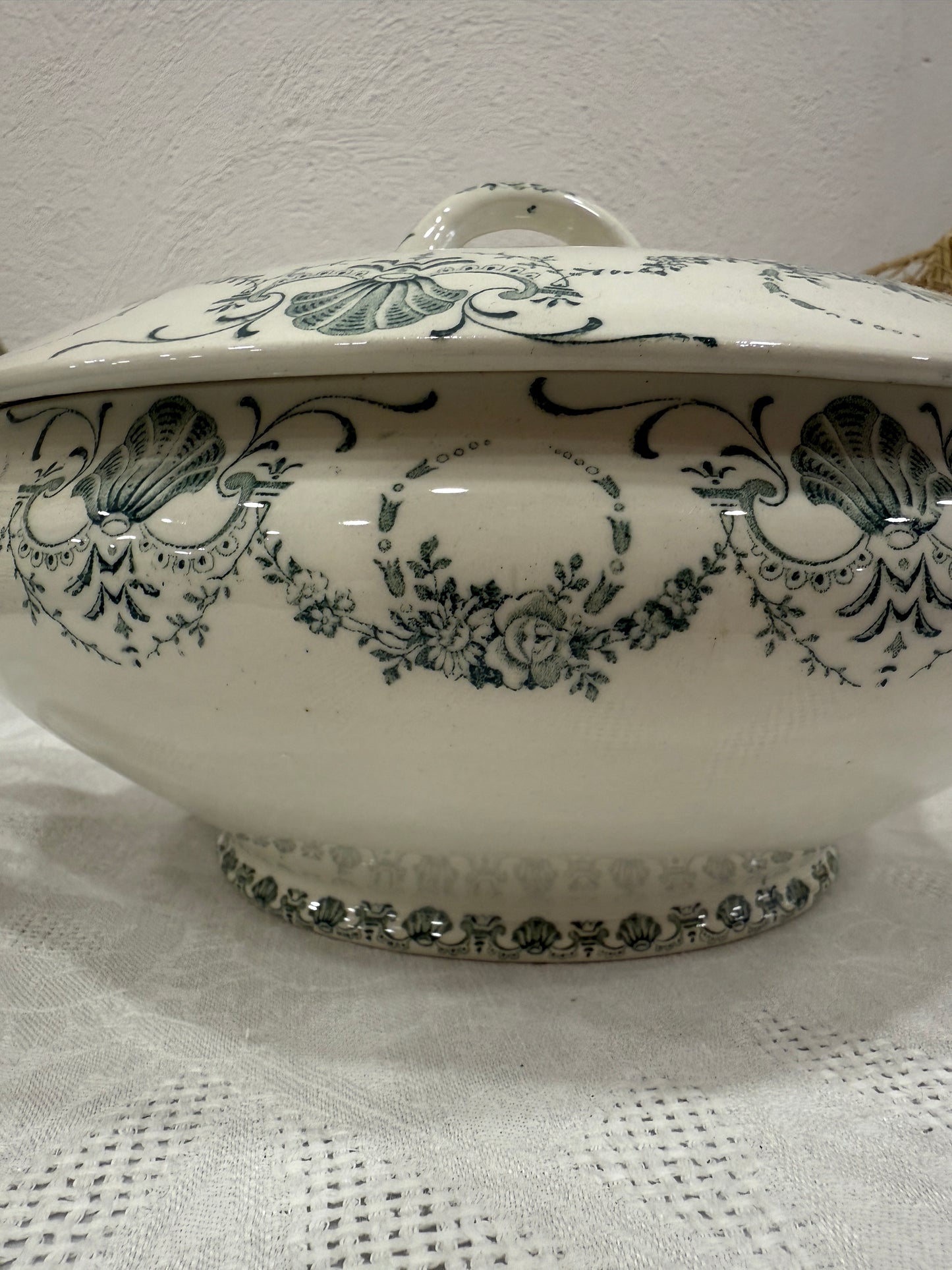 Sopera antigua Lunéville modelo Guirlande – Francia, ca. 1880–1920