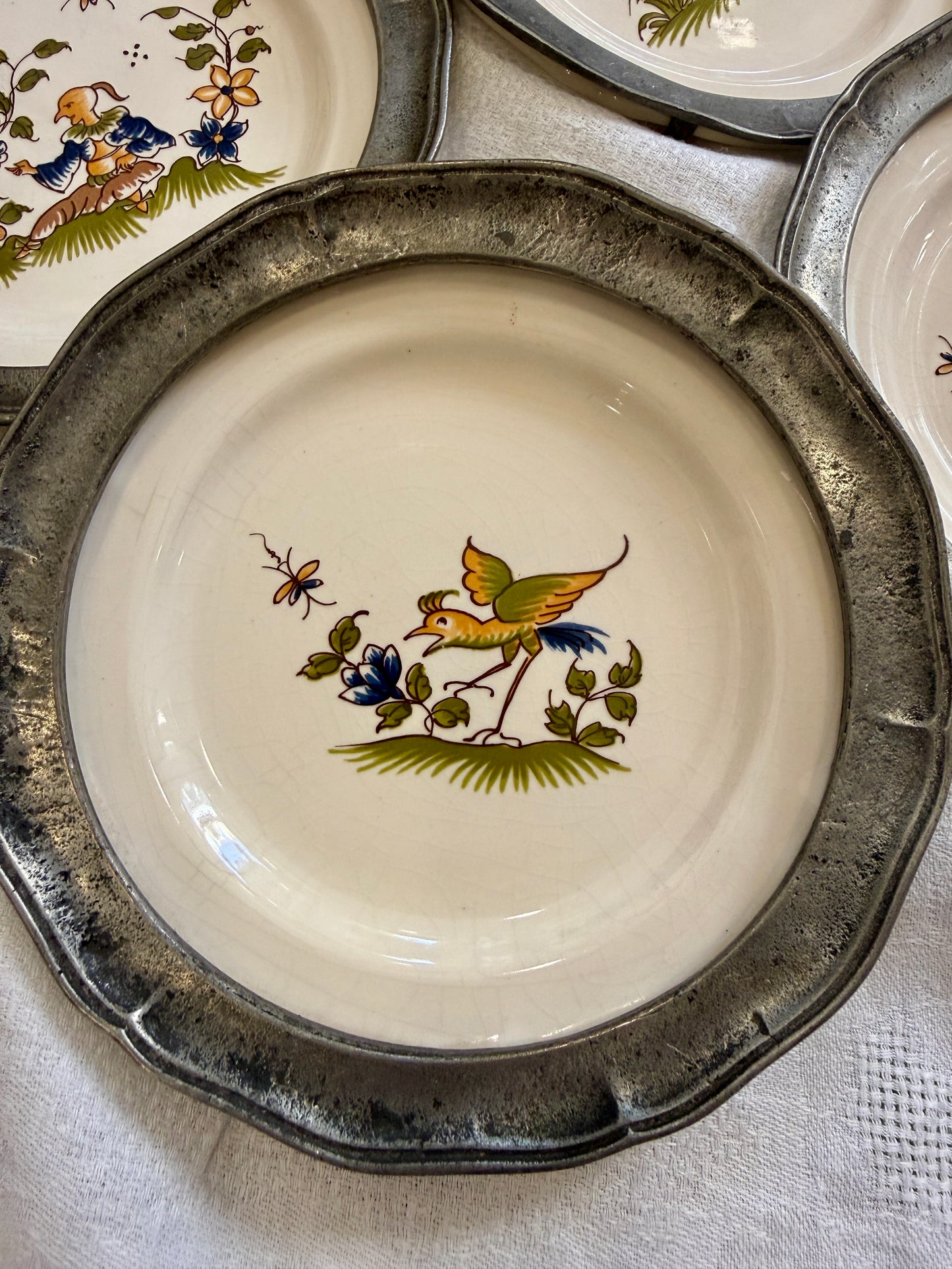 Platos antiguos Saint-Amand con soporte de estaño