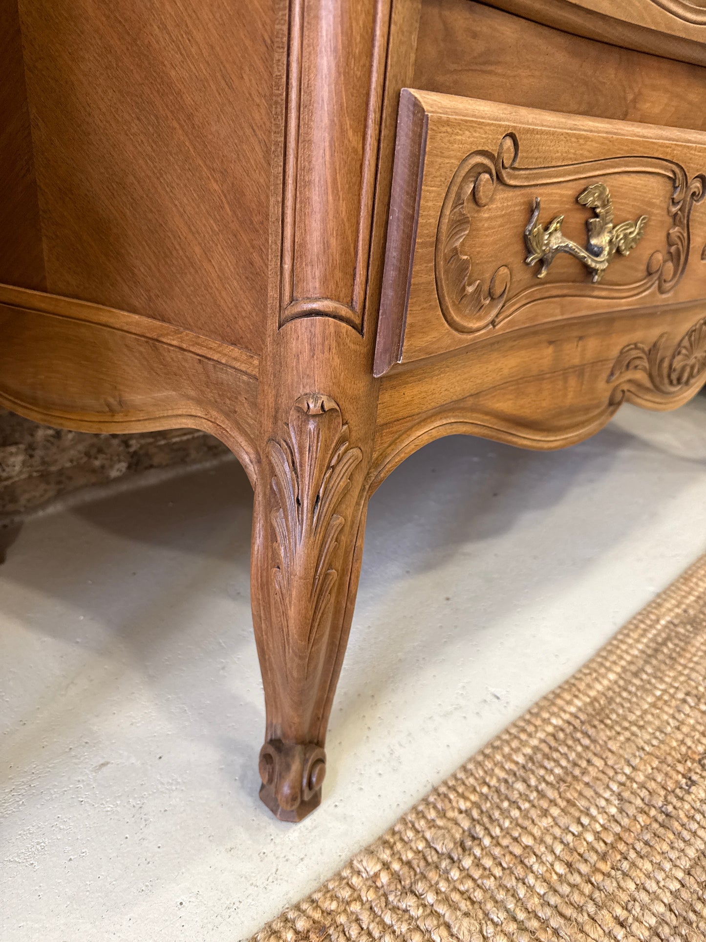 Cómoda francesa restaurada estilo Luis XV en nogal con marquetería