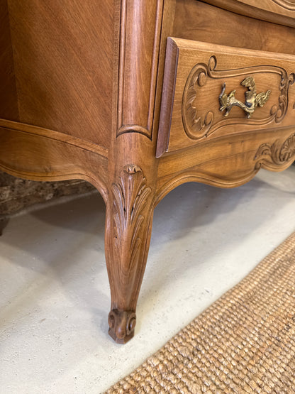 Cómoda francesa restaurada estilo Luis XV en nogal con marquetería