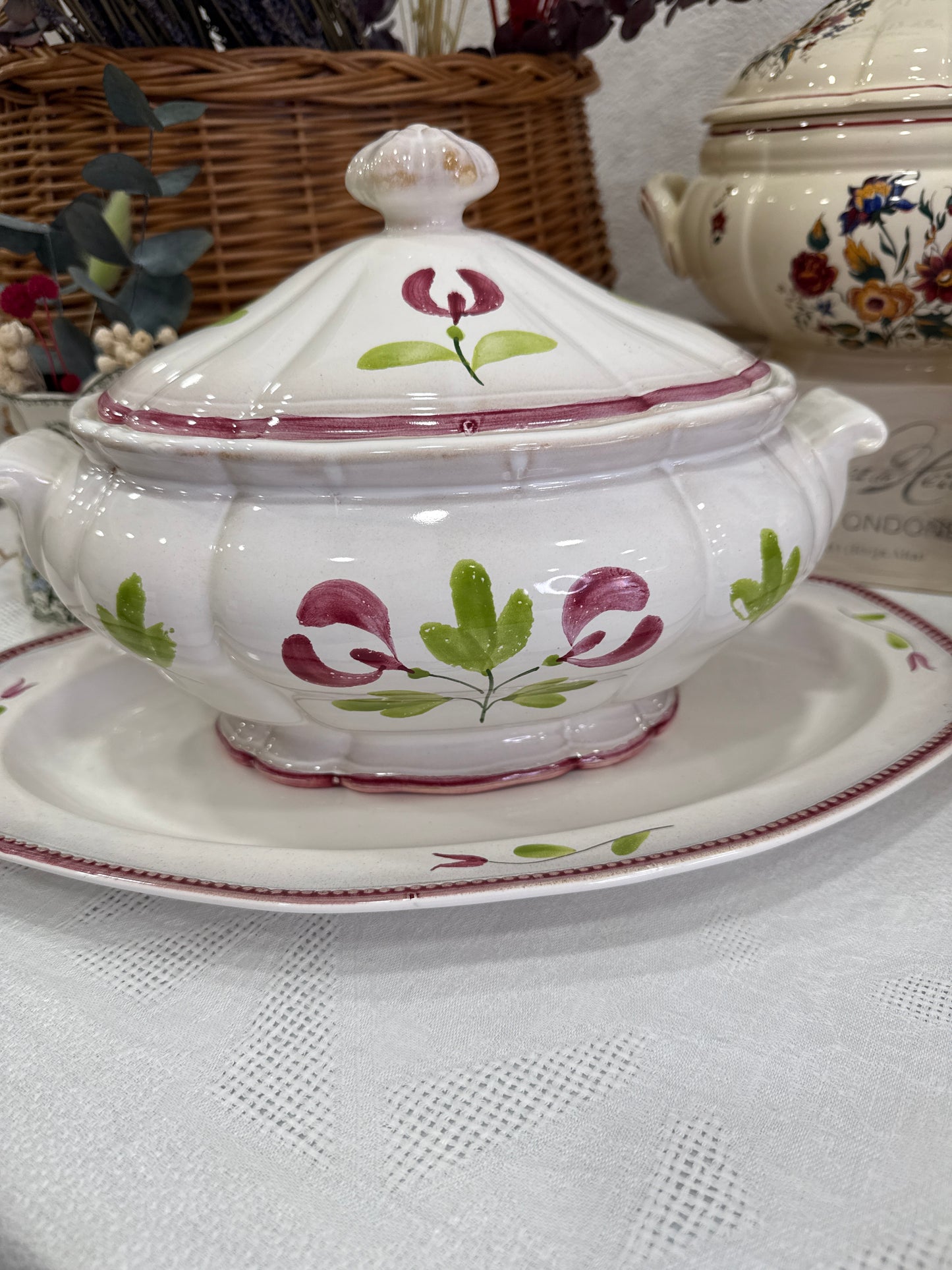 Sopera antigua francesa Longchamp pintada a mano con fuente