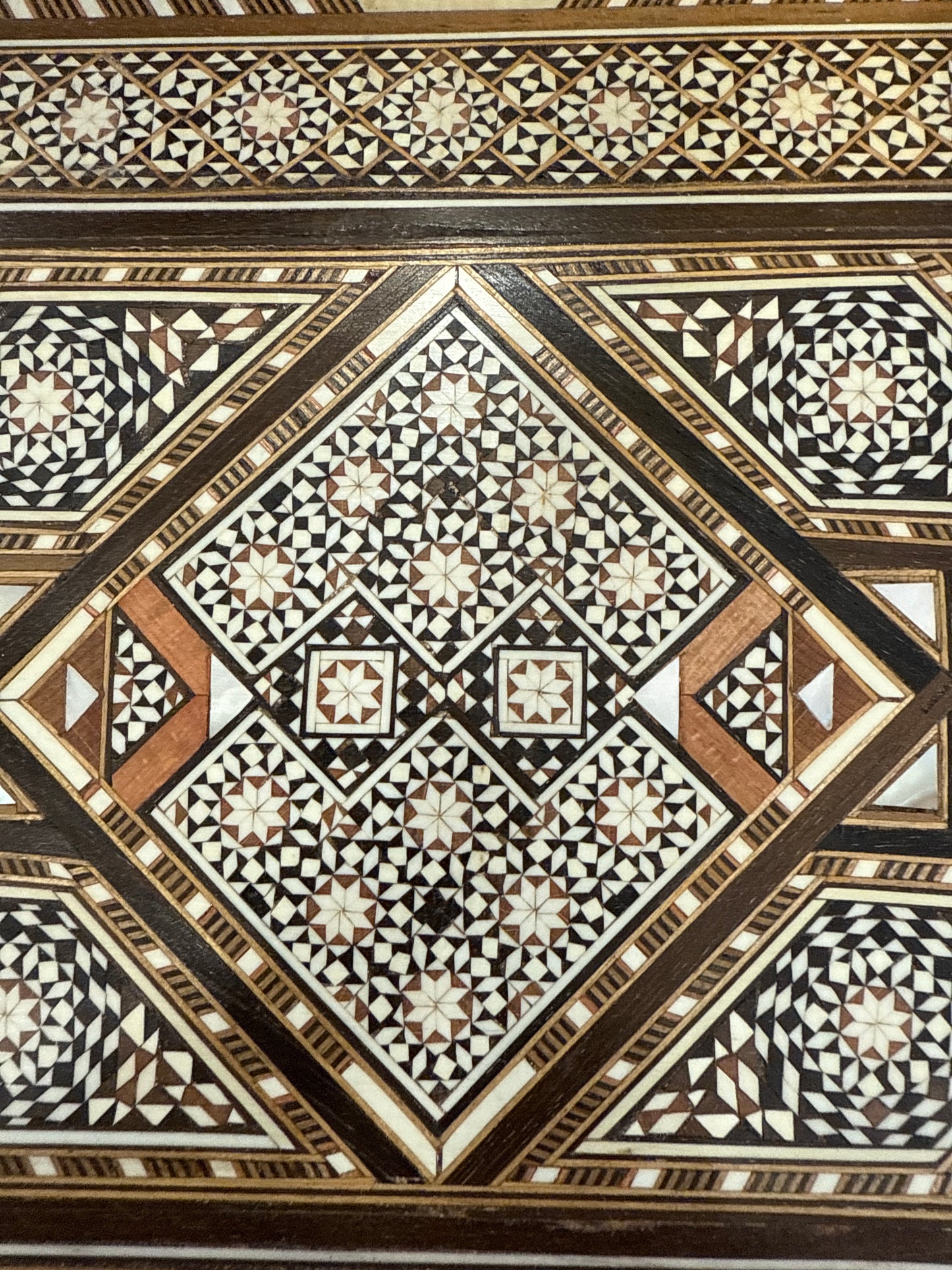 Caja de taracea árabe con incrustaciones