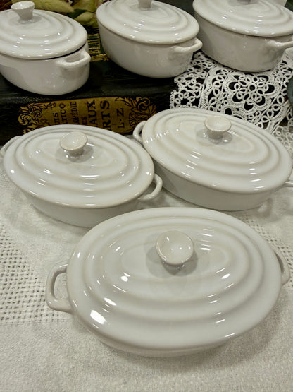 Mini cocotte ovalada de cerámica blanca vintage con tapa