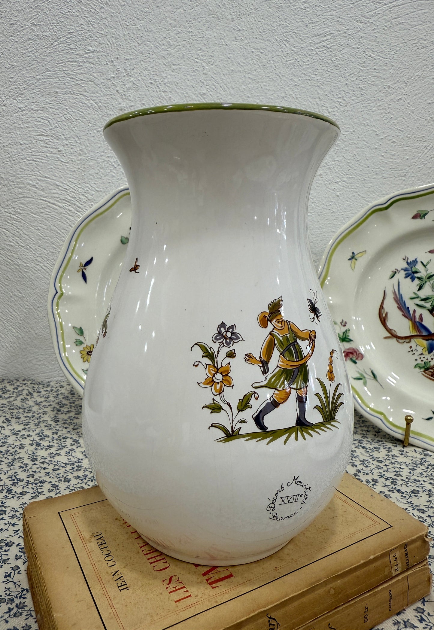 Jarrón Moustiers Francia      Pintado a mano
