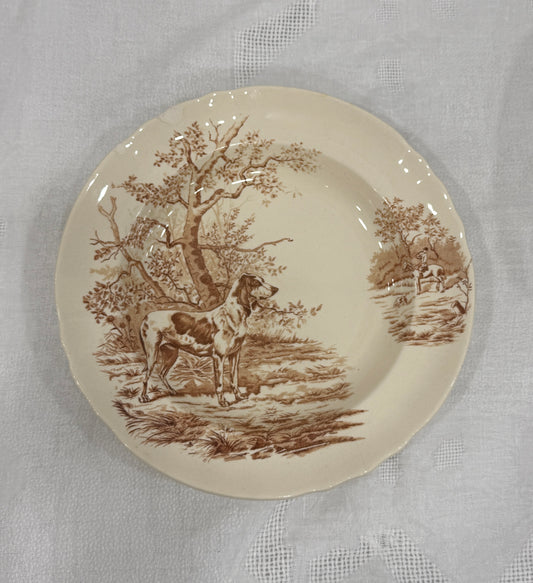 Fuente honda Longchamp – Escena de caza en sepia (terre de fer), ca. 1890–1900