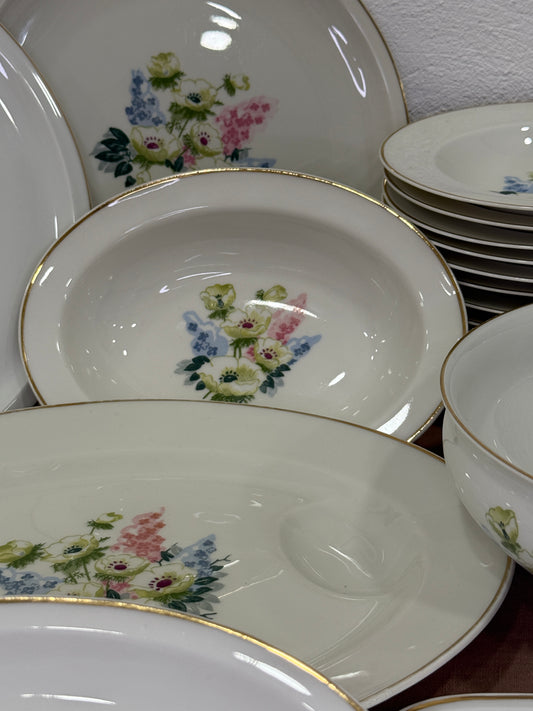 Vajilla completa Haviland Limoges – Elegancia francesa con flores campestres (Francia, s. XX)
