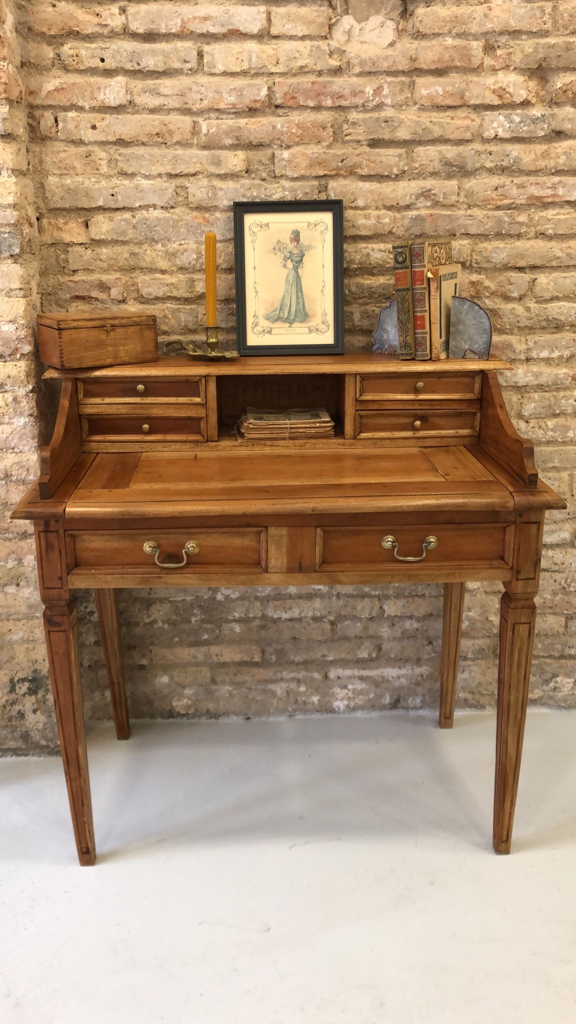 Escritorio estilo colonial en madera de mango restaurado – pieza única vintage